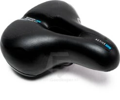 Voltano Fietszadel Met Gelpads - Zwart/Blauw - Uitsparing - Zadelvering - Unisex - Incl. Gratis Zadelstrop 14 Voltano Fietszadel Met Gelpads - Zwart/Blauw - Uitsparing - Zadelvering - Unisex - Incl. Gratis Zadelstrop -BASIL Verkoop 1200x1002 7