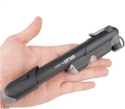 Giyo Fietspomp Mini - Fietspomp Met Drukmeter - Pomp Fiets Mini - 8.3 Bar - Inclusief Naaldventiel En Fietsbandreparatieset -BASIL Verkoop 1200x1044 1