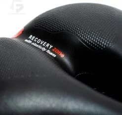 Voltano Fietszadel Met Gelpads - Zwart/Rood - Uitsparing - Zadelvering - Unisex - Incl. Gratis Zadelstrop -BASIL Verkoop 1200x1136 5