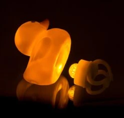 Merkloos Piepende Eend Met Led Licht Voor Op De Fiets 11 Merkloos Piepende Eend Met Led Licht Voor Op De Fiets -BASIL Verkoop 1200x1140 5