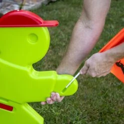 Victor Veilig Met Rode Waarschuwingsvlag - Verkeersmaatje / Verkeerspop In Fluoriserend Groen - Pas Op Spelende Kinderen Waarschuwingsbord Kid Alert -BASIL Verkoop 1200x1200 1044