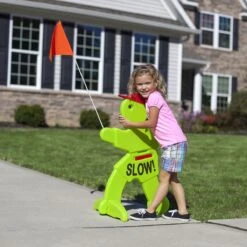 Victor Veilig Met Rode Waarschuwingsvlag - Verkeersmaatje / Verkeerspop In Fluoriserend Groen - Pas Op Spelende Kinderen Waarschuwingsbord Kid Alert -BASIL Verkoop 1200x1200 1046