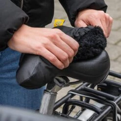 Sunny Bum Zadelhoes, Fietszadel Dames En Heren, Waterdicht En Comfortabel, Incl. Fietsslot En Veiligheidskabel, Dubbelzijdig Zadel Met Schapenvacht -BASIL Verkoop 1200x1200 1559