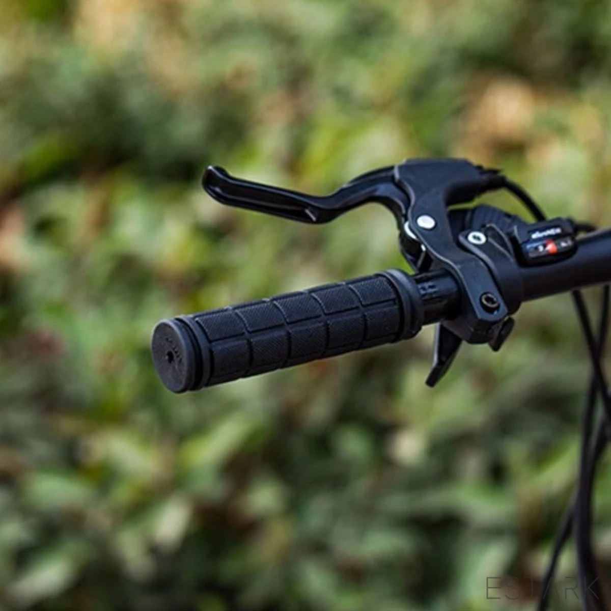 Merkloos ESTARK® - Fietshandvatten - Handvatten - Universeel - Fiets – Mountainbike – Professioneel - Grips - Extra Grip – Fietshandvaten -Handvaten - Handig Te Monteren - Anti-slip – Fietsen – Stuur – Bikegrips – Stevig - Rubber Zwart - (R-zwa) 3 Merkloos ESTARK® - Fietshandvatten - Handvatten - Universeel - Fiets – Mountainbike – Professioneel - Grips - Extra Grip – Fietshandvaten -Handvaten - Handig Te Monteren - Anti-slip – Fietsen – Stuur – Bikegrips – Stevig - Rubber Zwart - (R-zwa) - Afbeelding 3