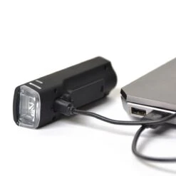 Trustic EVO | Koplamp | Oplaadbaar | Fietslamp | Verschillende Standen | Licht Sensor | Waterbestendig | Fietsverlichting | Voorlicht -BASIL Verkoop 1200x1200 2019