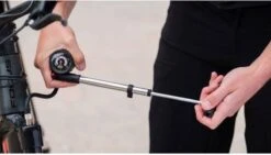 BBB Cycling Airshock Minipomp - Fietspomp Met Drukmeter - Pomp Mini Met Manometer - 28 Bar - Zwart/Zilver - BMP-29 -BASIL Verkoop 1200x684 1