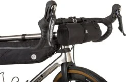 AGU Roll Bag Stuurtas Venture - Zwart - 1,5 L - Bikepacking 11 AGU Roll Bag Stuurtas Venture - Zwart - 1,5 L - Bikepacking -BASIL Verkoop 1200x788