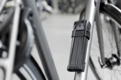 AXA Fold 85 Vouwslot - Fietsslot - Voor Elk Type Fiets - Met Houder - 85 Cm - Zwart 31 AXA Fold 85 Vouwslot - Fietsslot - Voor Elk Type Fiets - Met Houder - 85 Cm - Zwart -BASIL Verkoop 1200x790