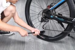 Giyo Fietspomp Mini - Fietspomp Met Drukmeter - Pomp Fiets Mini - 8.3 Bar - Inclusief Naaldventiel En Fietsbandreparatieset -BASIL Verkoop 1200x798 12