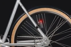 AXA Nyx Battery - Fiets Achterlicht - LED Fietsverlichting Op Batterij - Auto Off Systeem - Spatbord Montage - Rood -BASIL Verkoop 1200x799 127