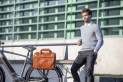 New Looxs Cali Laptoptas Fietstas - Leer - 15 Inch Laptopvak - 17 Liter - Cognac 21 New Looxs Cali Laptoptas Fietstas - Leer - 15 Inch Laptopvak - 17 Liter - Cognac -BASIL Verkoop 1200x799 23