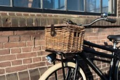 Fastrider Sera Rotan Fietsmand - Bruin - 8L - Handgemaakt - Met Klep -BASIL Verkoop 1200x800 183