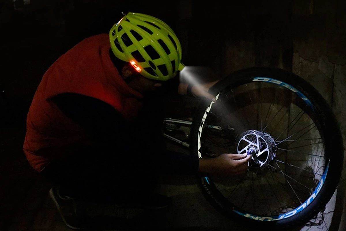 MTB Helm Met Verlichting | E-bike | Racefiets | Pro Fietshelm Met Verlichting | Licht Van Gewicht | Ingebouwde Led Lamp Als Voorlicht + Zijlicht En Achterlicht > Sport Lights, Kleur Helm Zwart 4 MTB Helm Met Verlichting | E-bike | Racefiets | Pro Fietshelm Met Verlichting | Licht Van Gewicht | Ingebouwde Led Lamp Als Voorlicht + Zijlicht En Achterlicht > Sport Lights, Kleur Helm Zwart - Afbeelding 4