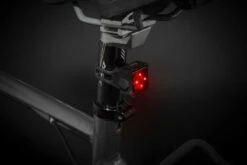 AXA Niteline 44R LED Fietslampjes Voor En Achter - Fietsverlichting USB Oplaadbaar 10 AXA Niteline 44R LED Fietslampjes Voor En Achter - Fietsverlichting USB Oplaadbaar -BASIL Verkoop 1200x800 335