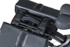 Basil Urban Dry Dubbele Fietstas MIK - Zwart - 50 Liter -BASIL Verkoop 1200x800 35