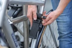 AXA Fold Lite 100 Vouwslot - Fietsslot - Voor Elk Type Fiets – Licht Gewicht - Met Houder - 100 Cm - Zwart -BASIL Verkoop 1200x800 4