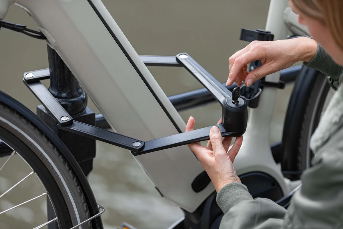 AXA Fold 85 Vouwslot - Fietsslot - Voor Elk Type Fiets - Met Houder - 85 Cm - Zwart 5 AXA Fold 85 Vouwslot - Fietsslot - Voor Elk Type Fiets - Met Houder - 85 Cm - Zwart - Afbeelding 5