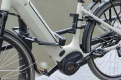 AXA Fold 85 Vouwslot - Fietsslot - Voor Elk Type Fiets - Met Houder - 85 Cm - Zwart 23 AXA Fold 85 Vouwslot - Fietsslot - Voor Elk Type Fiets - Met Houder - 85 Cm - Zwart -BASIL Verkoop 1200x800 52