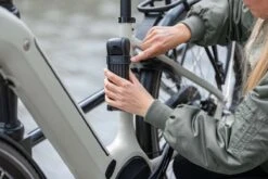 AXA Fold 85 Vouwslot - Fietsslot - Voor Elk Type Fiets - Met Houder - 85 Cm - Zwart 24 AXA Fold 85 Vouwslot - Fietsslot - Voor Elk Type Fiets - Met Houder - 85 Cm - Zwart -BASIL Verkoop 1200x800 53