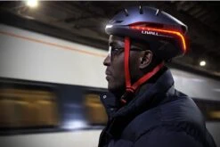 Livall EVO21 Black Medium - (Smart) Fietshelm - SOS Functie - LED Richtingaanwijzers - Smart Verlichting -BASIL Verkoop 1200x802 24