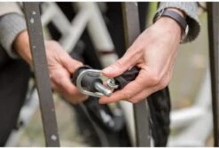 AXA Solid Plus Fietsslot- ART2 - Inclusief 140cm Insteekketting – Ringslot - Zwart -BASIL Verkoop 1200x813 3