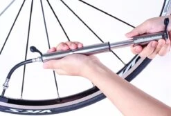 PRO BIKE TOOL Mini Luchtpomp Fiets, Fietspomp Voor Alle Ventielen (Presta & Schrader), Hoge Druk Tot 6,9 Bar / 100 PSI, Betrouwbare, Compacte & Lichtgewicht Framepomp, Pomp Voor Racefiets & Mountainbike. -BASIL Verkoop 1200x818 7