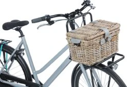 Basil Denton Fietsmand M - Voor - Rotan - Grijs - Medium -BASIL Verkoop 1200x823