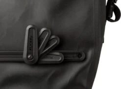 AGU Clean Enkele Fietstas Shelter Medium - Zwart - 17 L - Waterdicht - KLICKfix Module Rail -BASIL Verkoop 1200x882 3