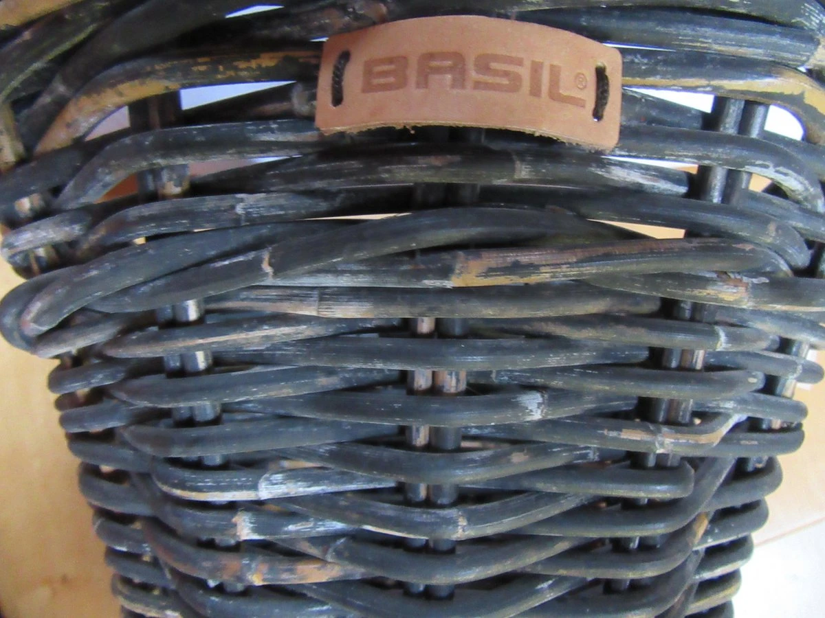 Basil Darcy L Fietsmand - Voor - Rotan - Inclusief Riempjes - Zwart Melee 6 Basil Darcy L Fietsmand - Voor - Rotan - Inclusief Riempjes - Zwart Melee - Afbeelding 6