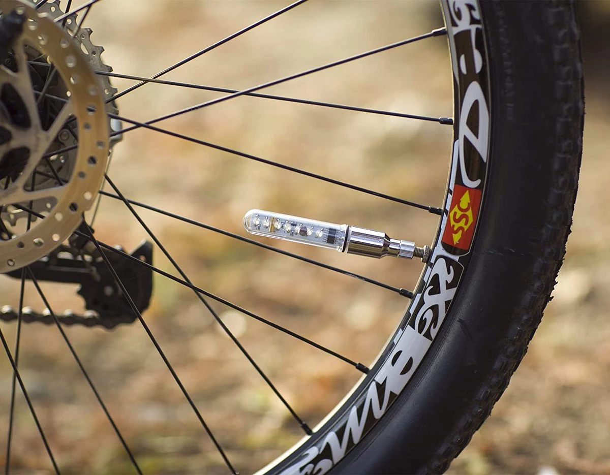 BOTC Fiets Ventiel LED Lampjes - Fietswielverlichting - Ventielbevestiging - Blauw - 1 Stuks - Incl. Batterijen 3 BOTC Fiets Ventiel LED Lampjes - Fietswielverlichting - Ventielbevestiging - Blauw - 1 Stuks - Incl. Batterijen - Afbeelding 3