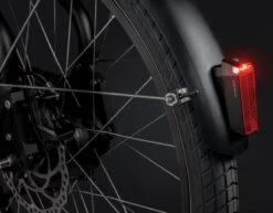 AXA Nyx Battery - Fiets Achterlicht - LED Fietsverlichting Op Batterij - Auto Off Systeem - Spatbord Montage - Rood -BASIL Verkoop 1200x939 8